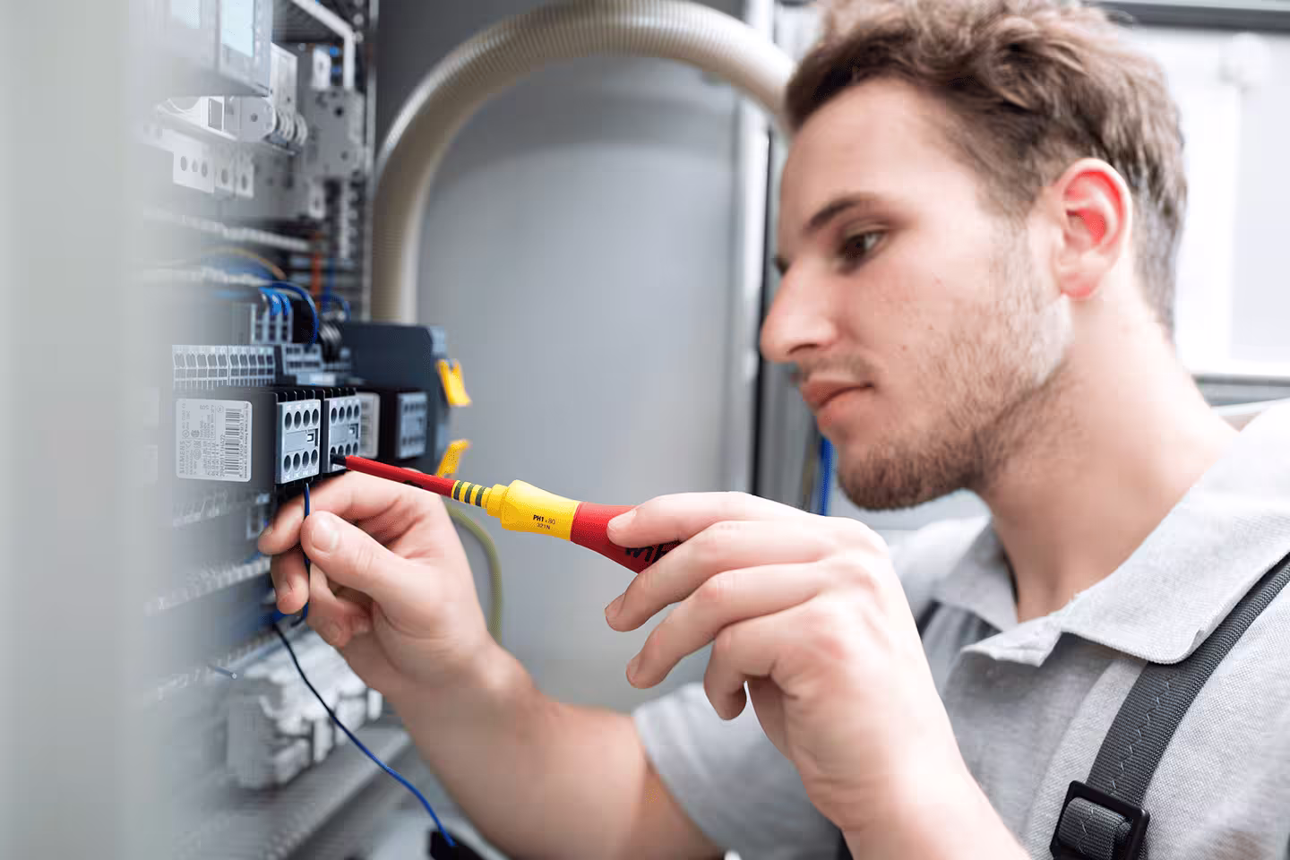 schaltschrank_schrauben